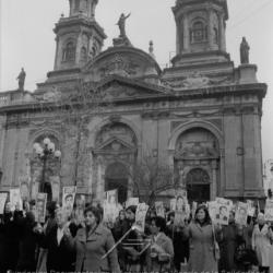 Familiares de detenidos desaparecidos frente a la Catedral