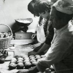 Con el objetivo de apoyar a las familias en la Vicaría de la Solidaridad se formaron diversos talleres:artesanía, panadería, costura, fierro y carpintería.