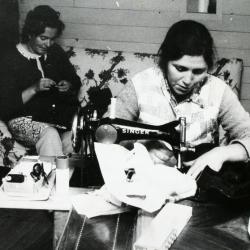 Con el objetivo de apoyar a las familias en la Vicaría de la Solidaridad se formaron diversos talleres:artesanía, panadería, costura, fierro y carpintería.
