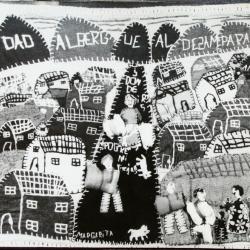 Las arpilleras eran bordados realizados por las mujeres familiares de detenidos desaparecidos, bajo el alero de la Vicaría de la Solidaridad