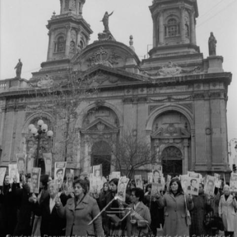 Familiares de detenidos desaparecidos frente a la Catedral