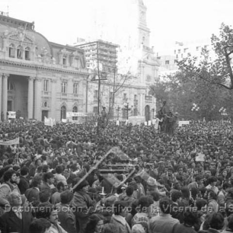 Agosto 1984. Se desarrolla la jornada "Chile Defiende la Vida", convocada por el Cardenal Raúl Silva Henríquez, el Premio Nacional de Ciencias, Héctor Croxatto; el pintor Nemesio Antúnez, el sindicalista Clotario Blest, el ex vicepresidente de la República Brnardo Leighton, y por María Angélica Prats, hija del ex comandante en jefe del Ejercito Carlos Prats. Asisten miles de personas para manifestar su voluntad de defender la vida.