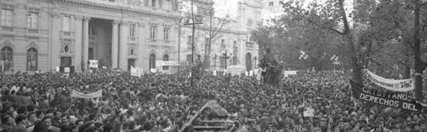 Agosto 1984. Se desarrolla la jornada "Chile Defiende la Vida", convocada por el Cardenal Raúl Silva Henríquez, el Premio Nacional de Ciencias, Héctor Croxatto; el pintor Nemesio Antúnez, el sindicalista Clotario Blest, el ex vicepresidente de la República Brnardo Leighton, y por María Angélica Prats, hija del ex comandante en jefe del Ejercito Carlos Prats. Asisten miles de personas para manifestar su voluntad de defender la vida.