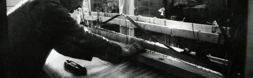 Con el objetivo de apoyar a las familias en la Vicaría de la Solidaridad se formaron diversos talleres:artesanía, panadería, costura, fierro y carpintería.